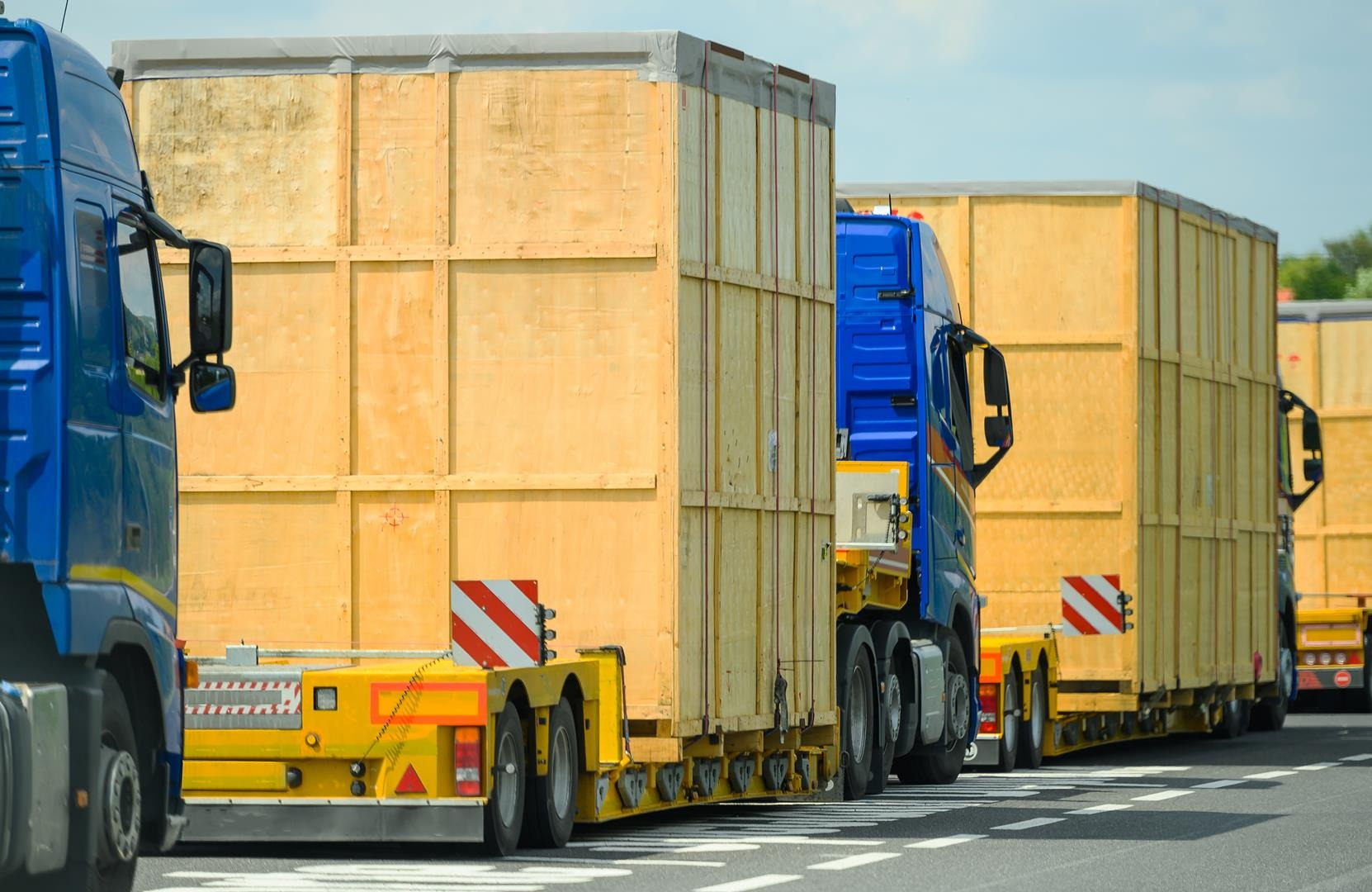 transport ładunków ponadnormatywnych - konwój kontenerów na drodze publicznej