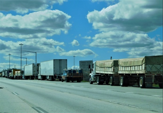ciężarówki oczekujące na ważenie przed wjazdem na drogi publiczne - transport ponadnormatywny