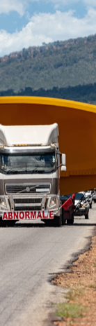 transport ponadnormatywny - ciężarówka podczas przewozu ładunków ponadgabarytowych