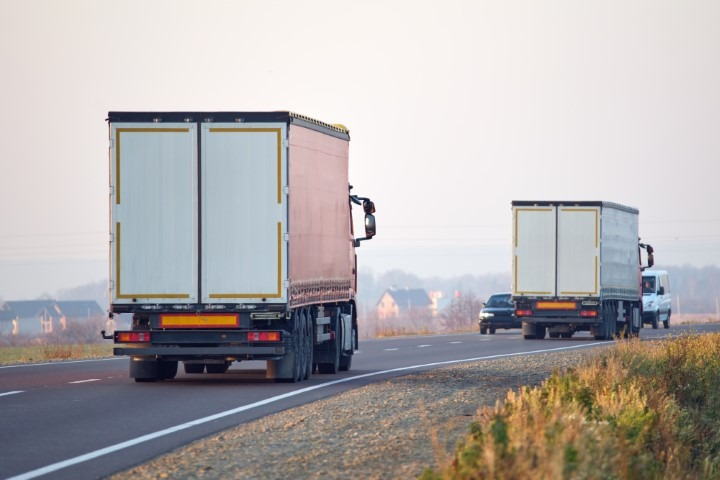 ciężarówki chłodnie jadą po drodze publicznej w Europie