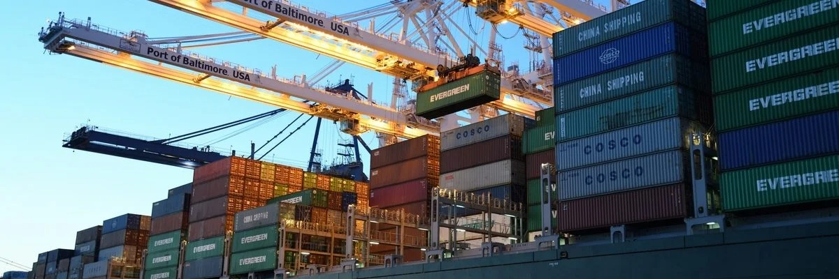 kontenery w porcie morskim - transport kontenerów