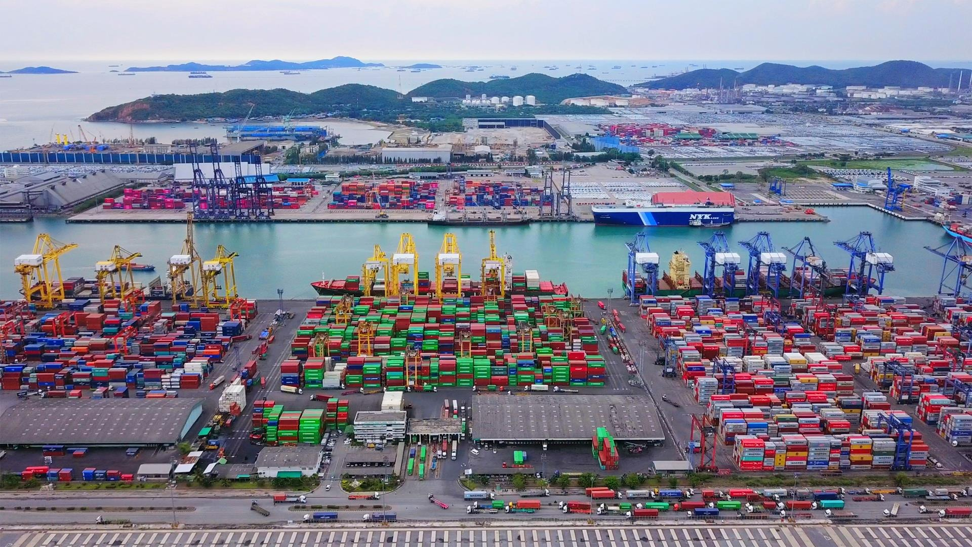 Port kontenerowy w singapurze. Przeładunek towarów w transporcie morskim - spedycja morska