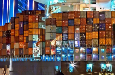 statek z kontenerami wpływa do portu morskiego - transport drobnicowy z chin